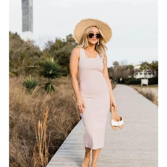 Elegant Pink Sleeveless Dress - Picture 2 of 9